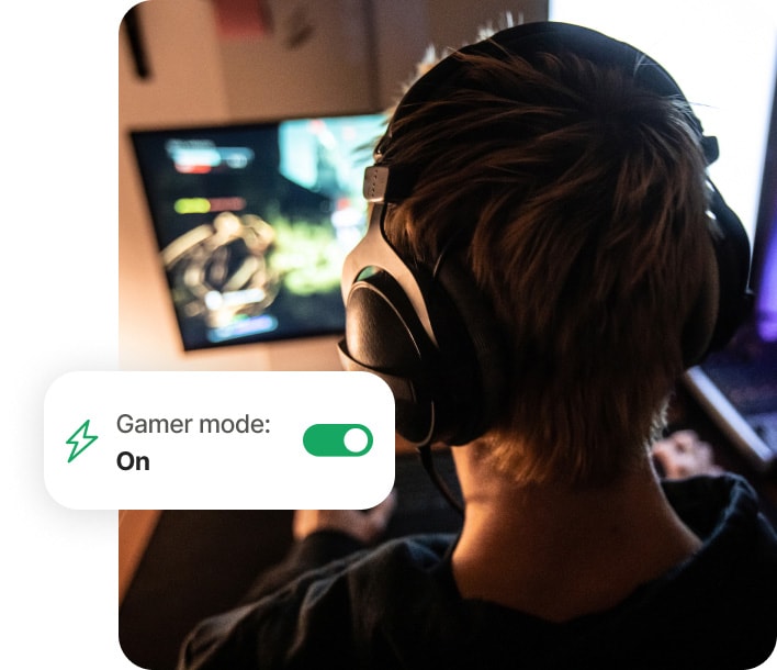男孩使用 Norton 360 for Gamers 在電腦上玩遊戲。